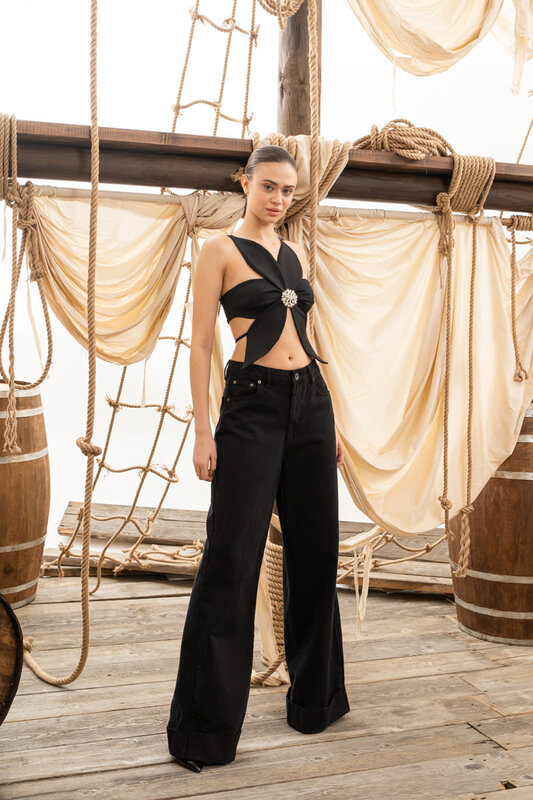 CRTBLNCHSHP BLACK FLOWER CROP CAMI M