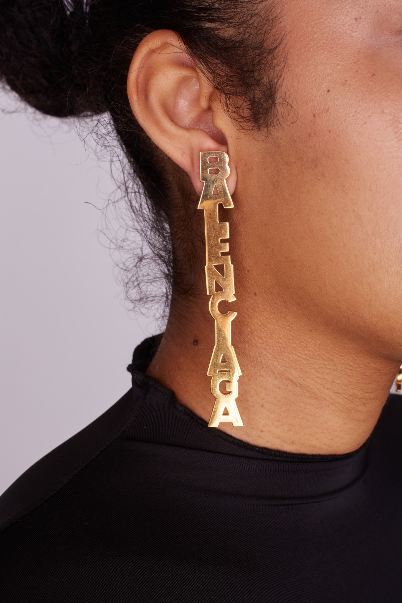 Balenciaga engraved-logo drop earrings - Yellow