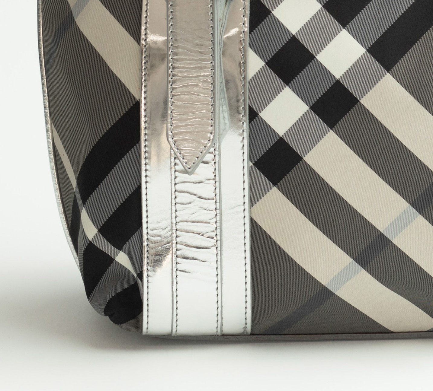 Burberry victoria beat check tote outlet