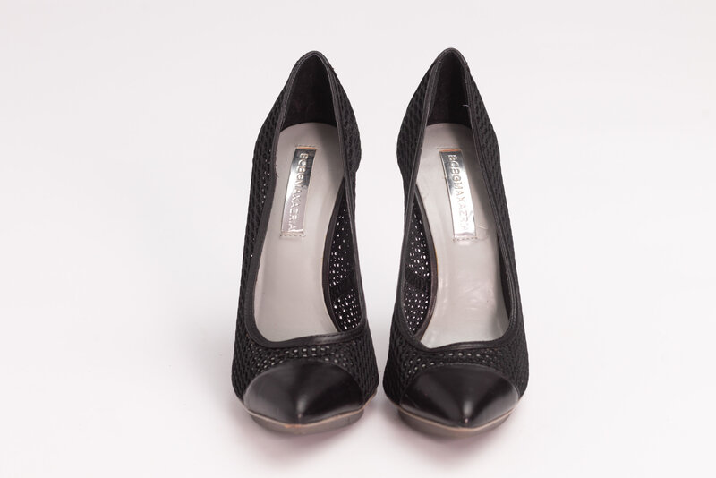 BCBG BCBG BLACK MESH HEELS (5.5)