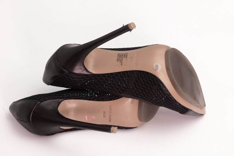 BCBG BCBG BLACK MESH HEELS (5.5)