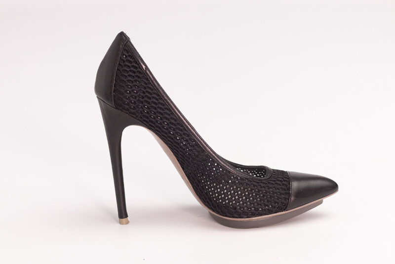 BCBG BCBG BLACK MESH HEELS (5.5)