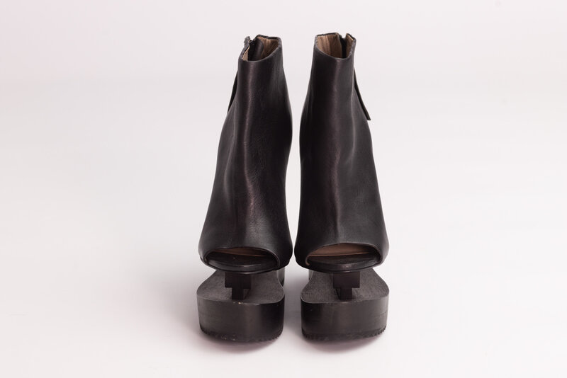 FINSK X IRIS VAN HERPEN BLACK WOODEN PLATFORMS (EU 37)