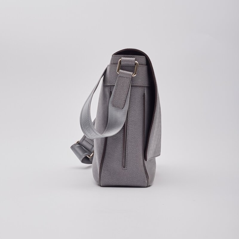 LOUIS VUITTON LOUIS VUITTON GREY TAIGA ROMAN PM MESSENGER BAG GLACIER