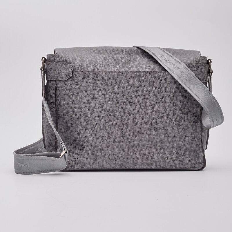 LOUIS VUITTON LOUIS VUITTON GREY TAIGA ROMAN PM MESSENGER BAG GLACIER