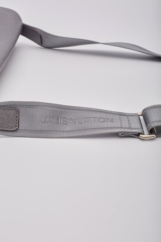 LOUIS VUITTON LOUIS VUITTON GREY TAIGA ROMAN PM MESSENGER BAG GLACIER