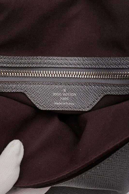 LOUIS VUITTON LOUIS VUITTON GREY TAIGA ROMAN PM MESSENGER BAG GLACIER