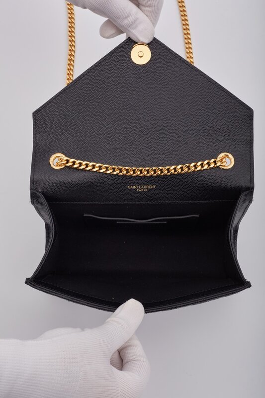 SAINT LAURENT SAINT LAURENT QUILTED GRAIN DE POUDRE BLACK ENVELOPE BAG SMALL GOLD