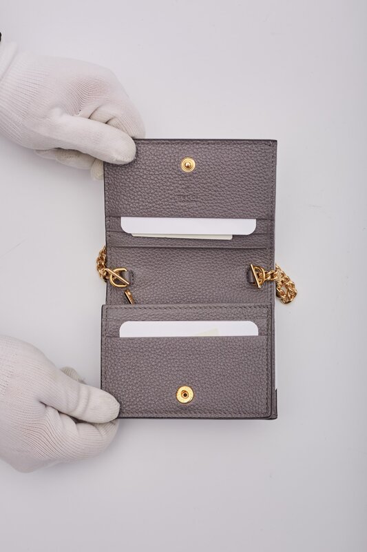 GUCCI GUCCI CALFSKIN DUSTY GREY ZUMI CHAIN CARD CASE WALLET