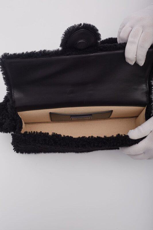 JACQUEMUS JACQUEMUS BLACK SHEARLING LE BAMBIDOU SHOULDER BAG