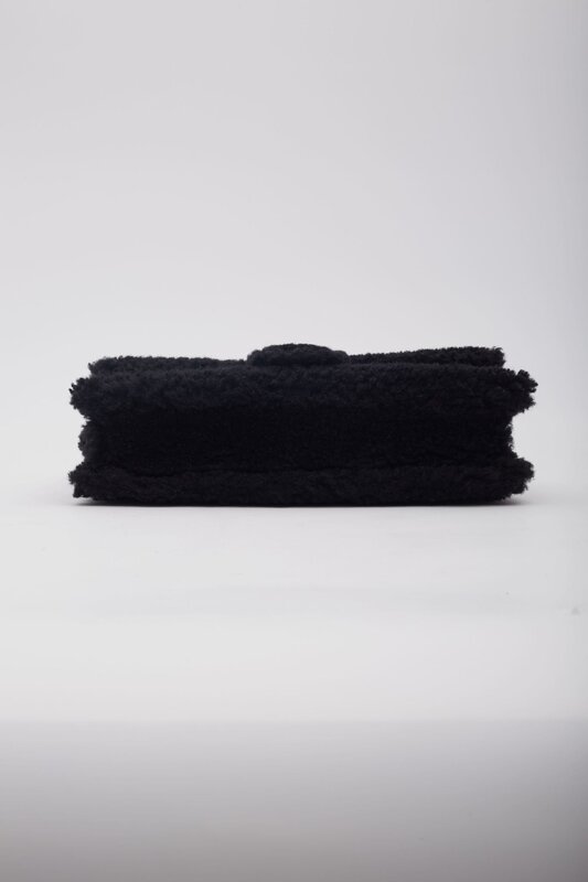 JACQUEMUS JACQUEMUS BLACK SHEARLING LE BAMBIDOU SHOULDER BAG