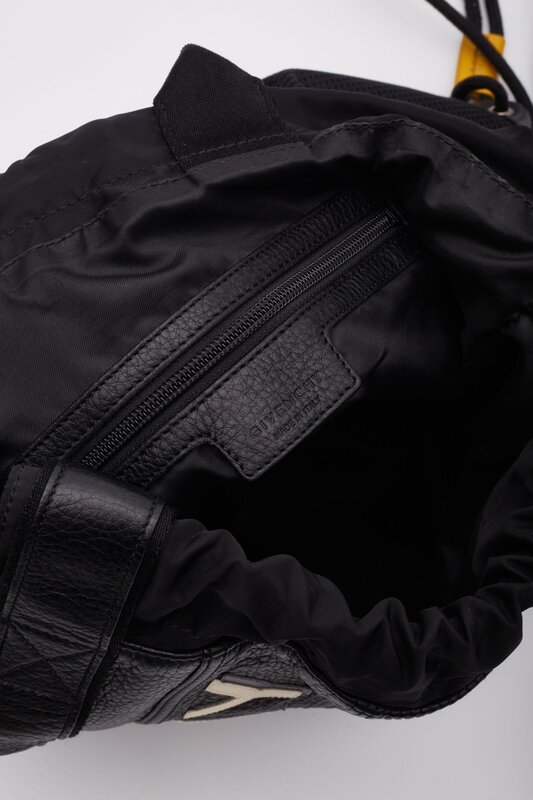 GIVENCHY GIVENCHY BLACK LEATHER LOGO DRAWSTRING BACKPACK BAG