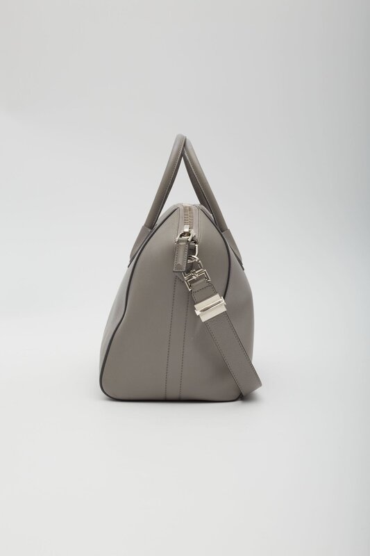 GIVENCHY GIVENCHY PEARL GREY LEATHER ANTIGONA BAG MEDIUM