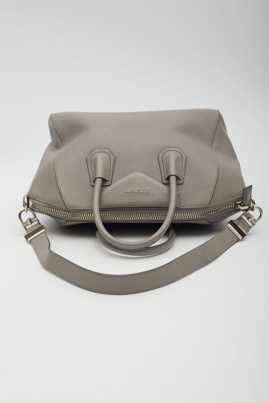 GIVENCHY GIVENCHY PEARL GREY LEATHER ANTIGONA BAG MEDIUM