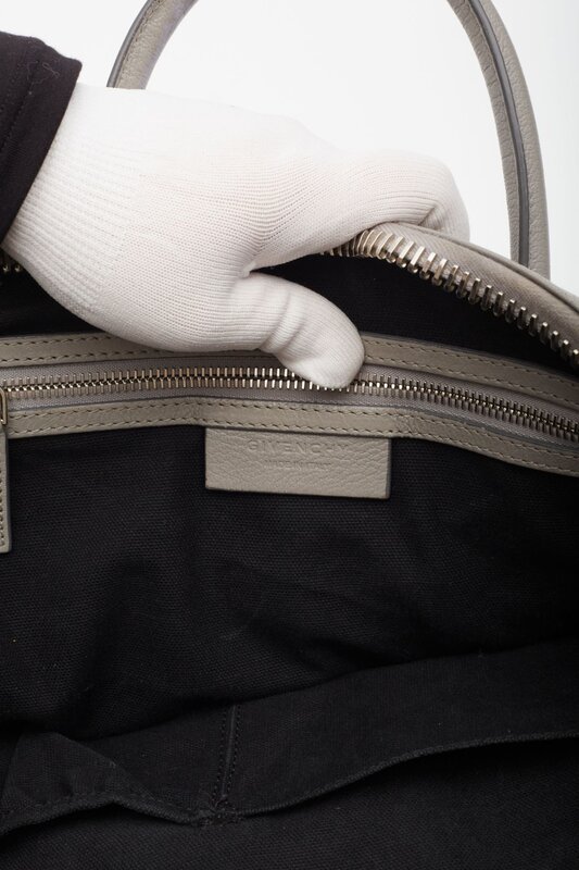 GIVENCHY GIVENCHY PEARL GREY LEATHER ANTIGONA BAG MEDIUM