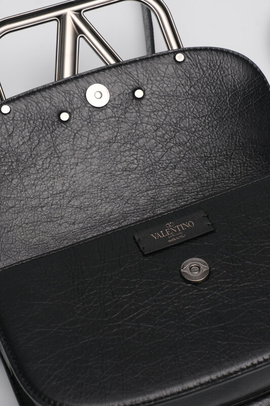 VALENTIVO VALENTINO CALFSKIN SUPERVEE SHOULDER BAG BLACK