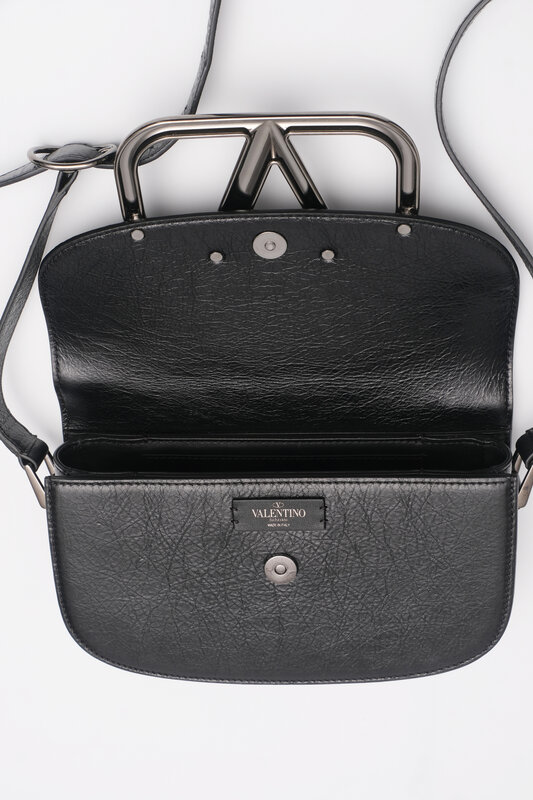 VALENTIVO VALENTINO CALFSKIN SUPERVEE SHOULDER BAG BLACK
