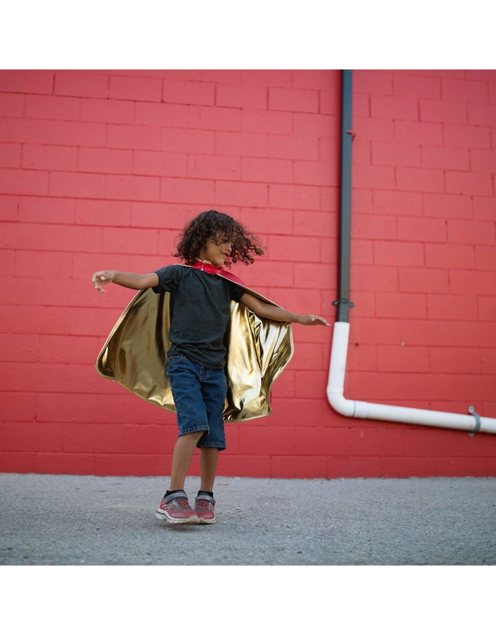 Great Pretenders Reversible Wonder Cape  Red/Gold  Size 5-6