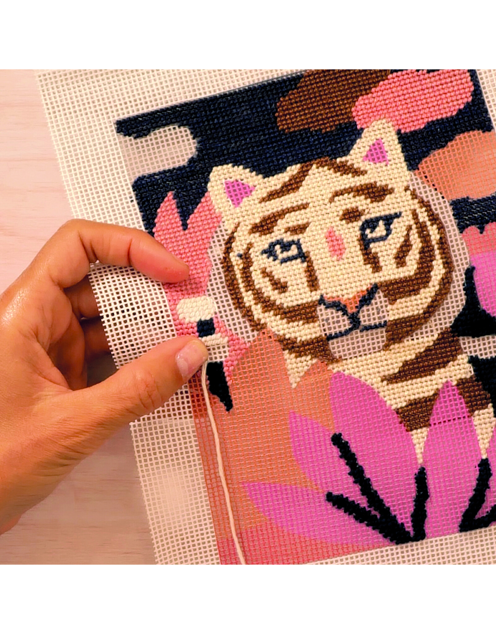 Djeco Atelier 64 : Needlepoint - Wild cat
