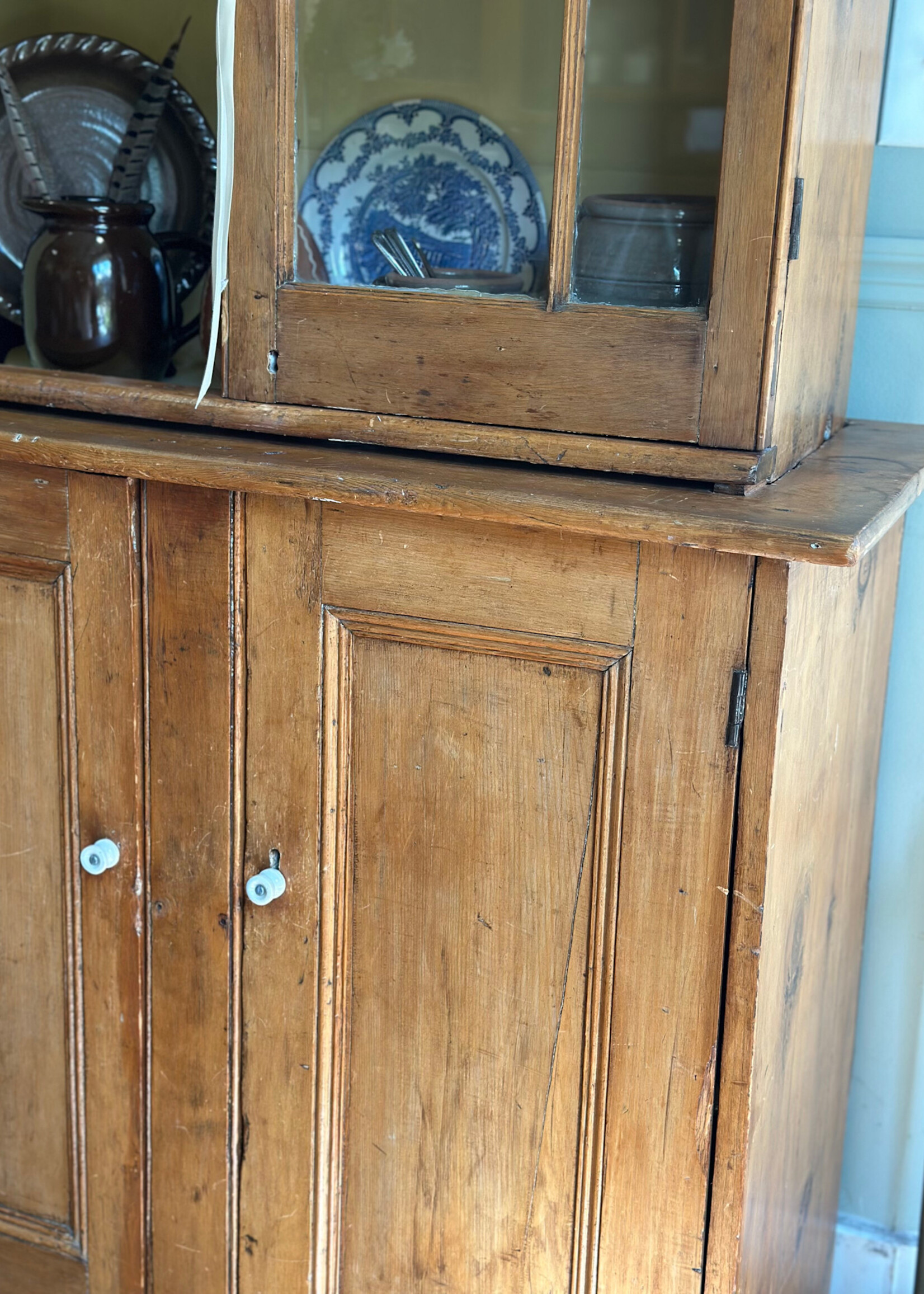 Antique pine hutch, Québec, 1840