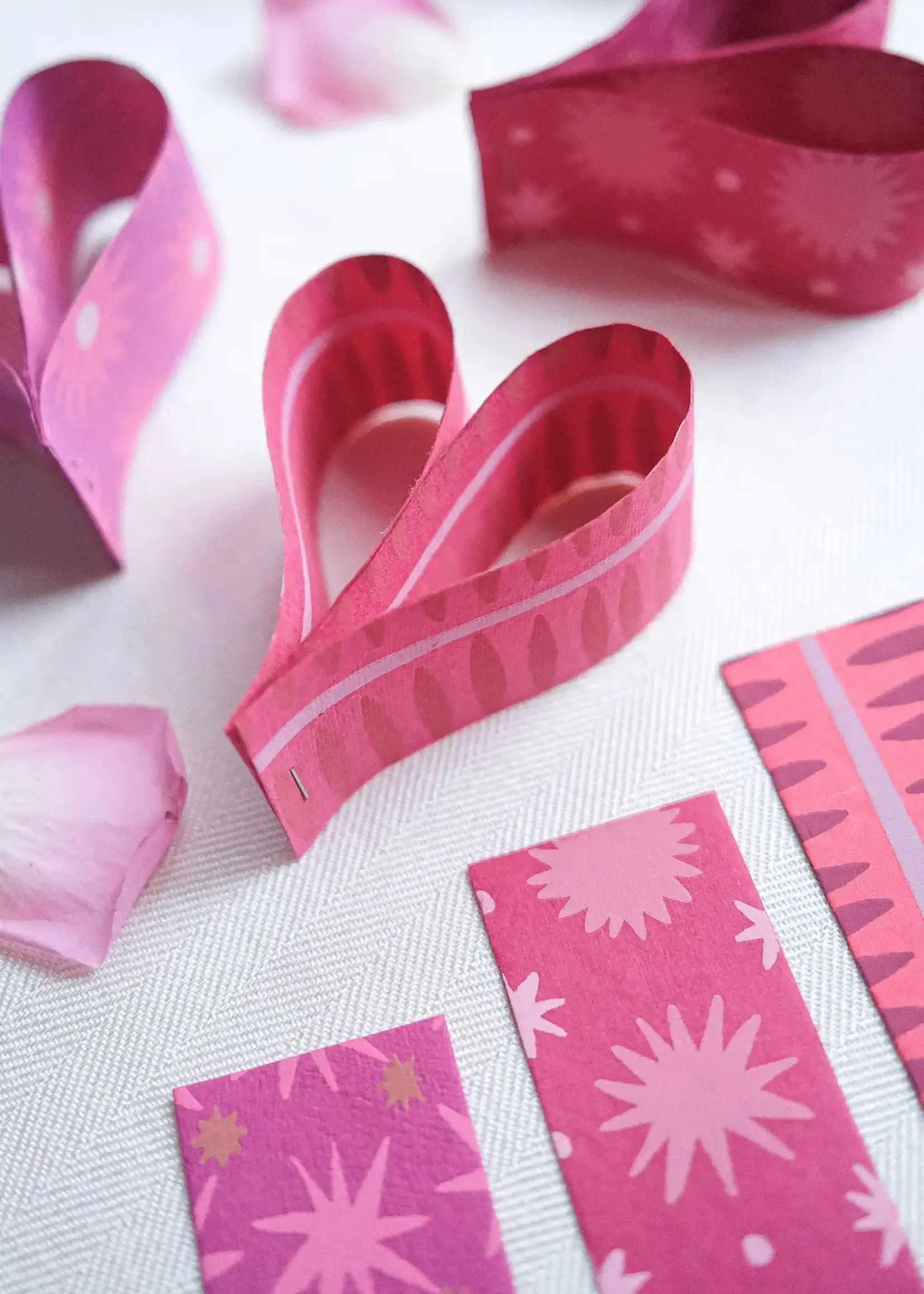 East End Press Pink & Red Paper Chain Kit
