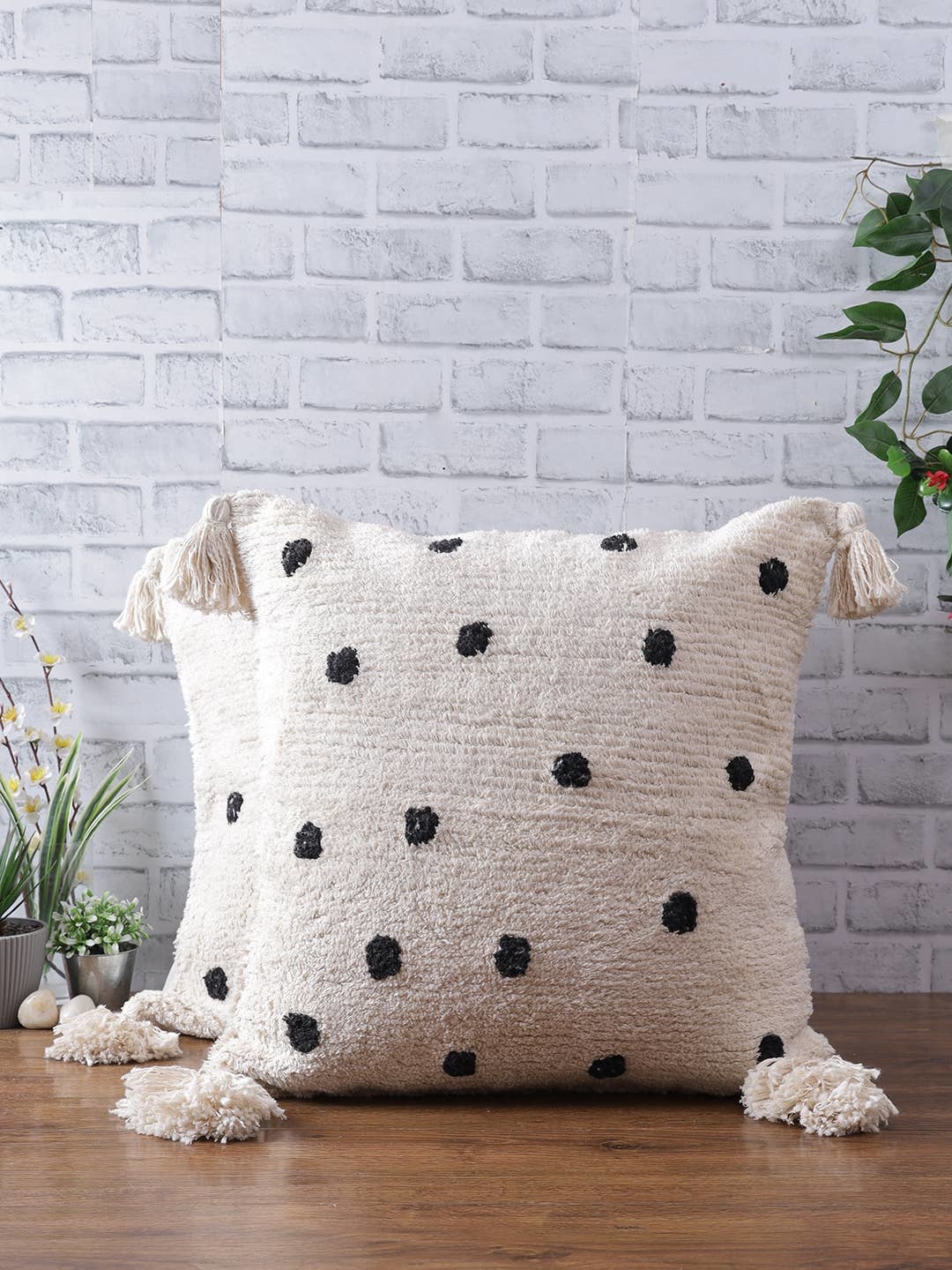 https://cdn.shoplightspeed.com/shops/640307/files/42262335/black-polka-dots-tufted-cushion-cover.jpg