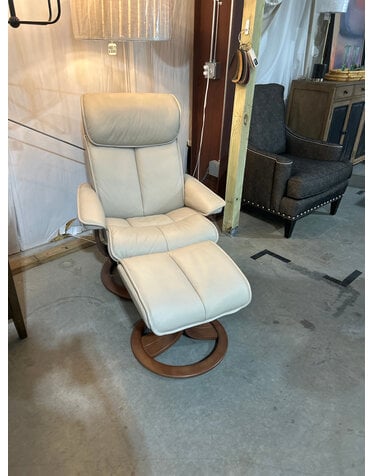 H2 Recliner / Ottoman - Grace Fog/Walnut Base