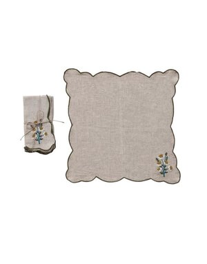 Scalloped Napkins with Embroidered Daisies, Set of Four, 18 in.