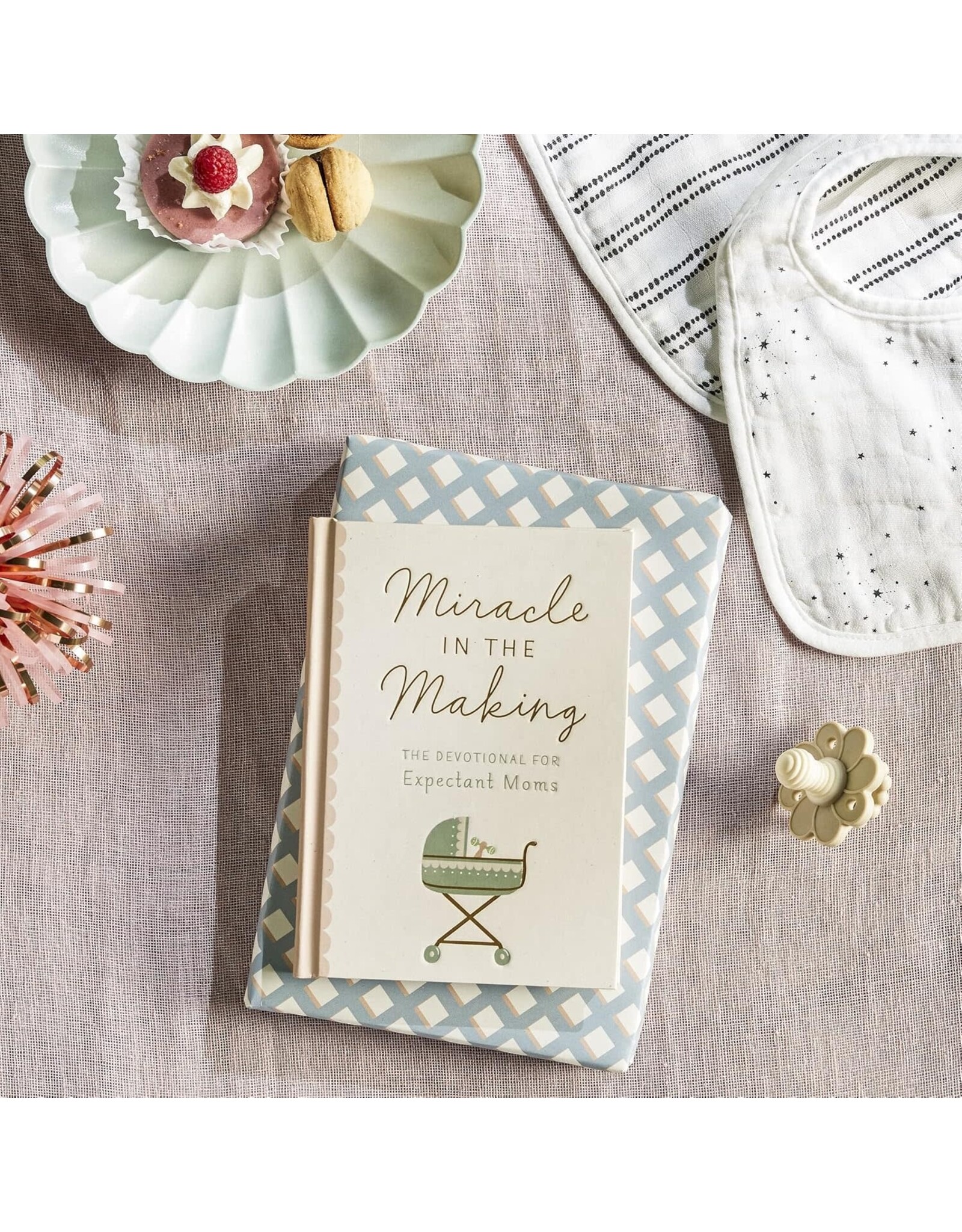 Dayspring Miracle in the Making: Devotional for Expectant Moms