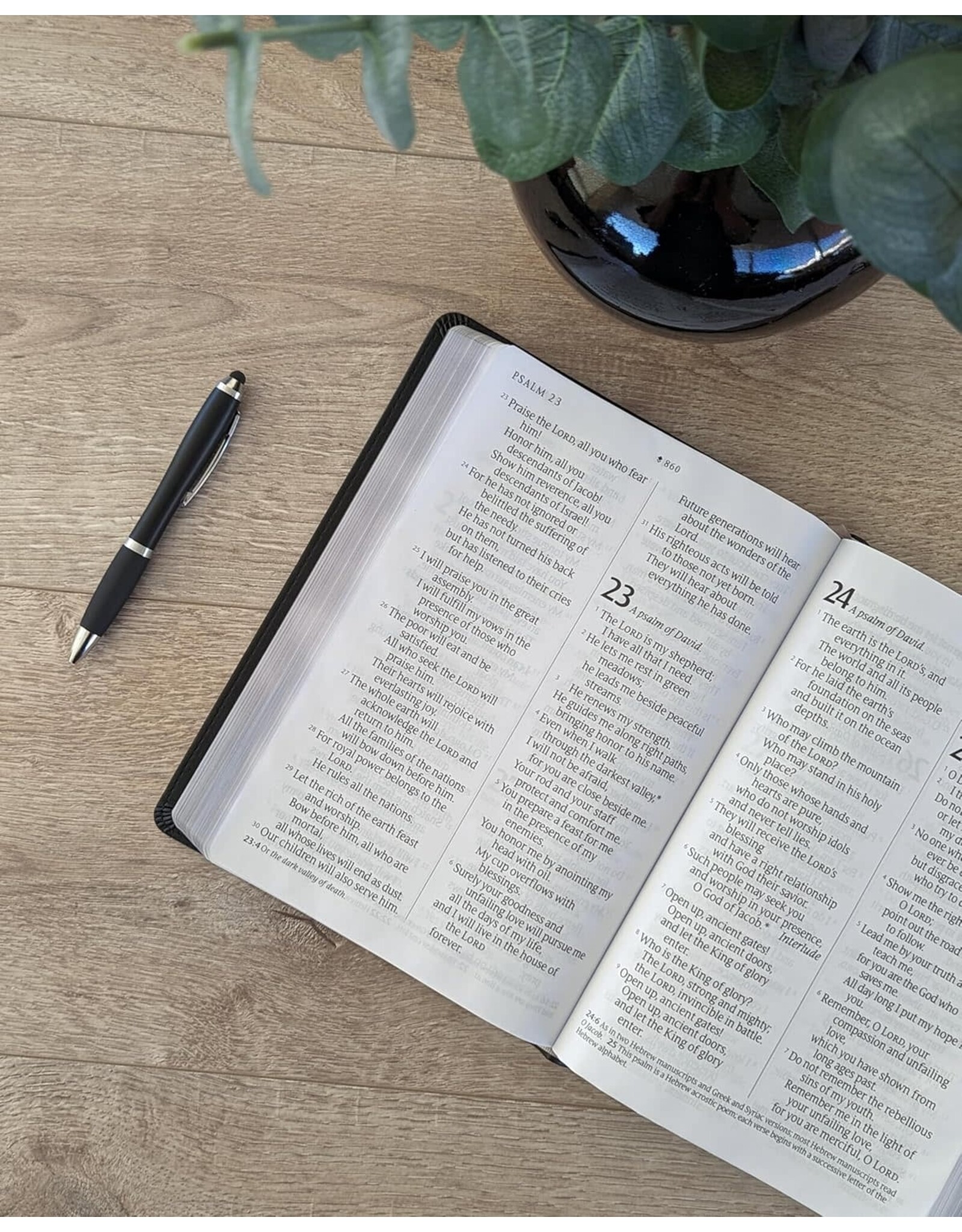 Tyndale NLT Giant Print Bible, Filament Enabled Edition (Leatherlike, Black, Red Letter)