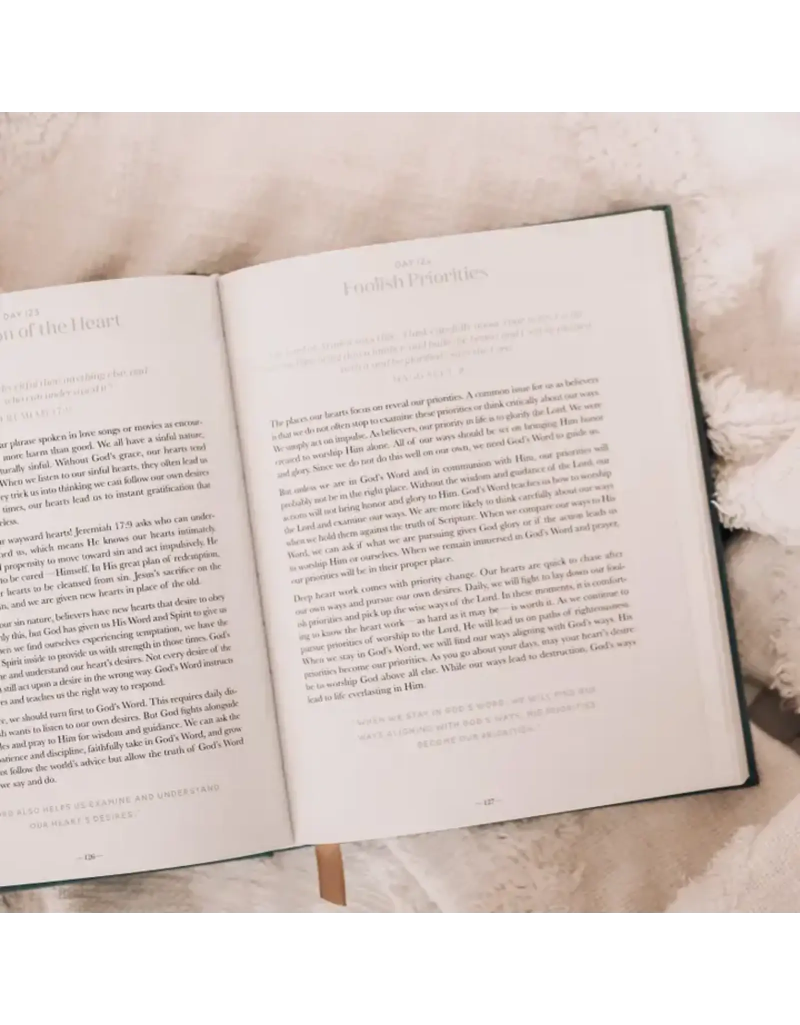 The Daily Grace Co. The Gospel Changes Everything | 365-Day Devotional