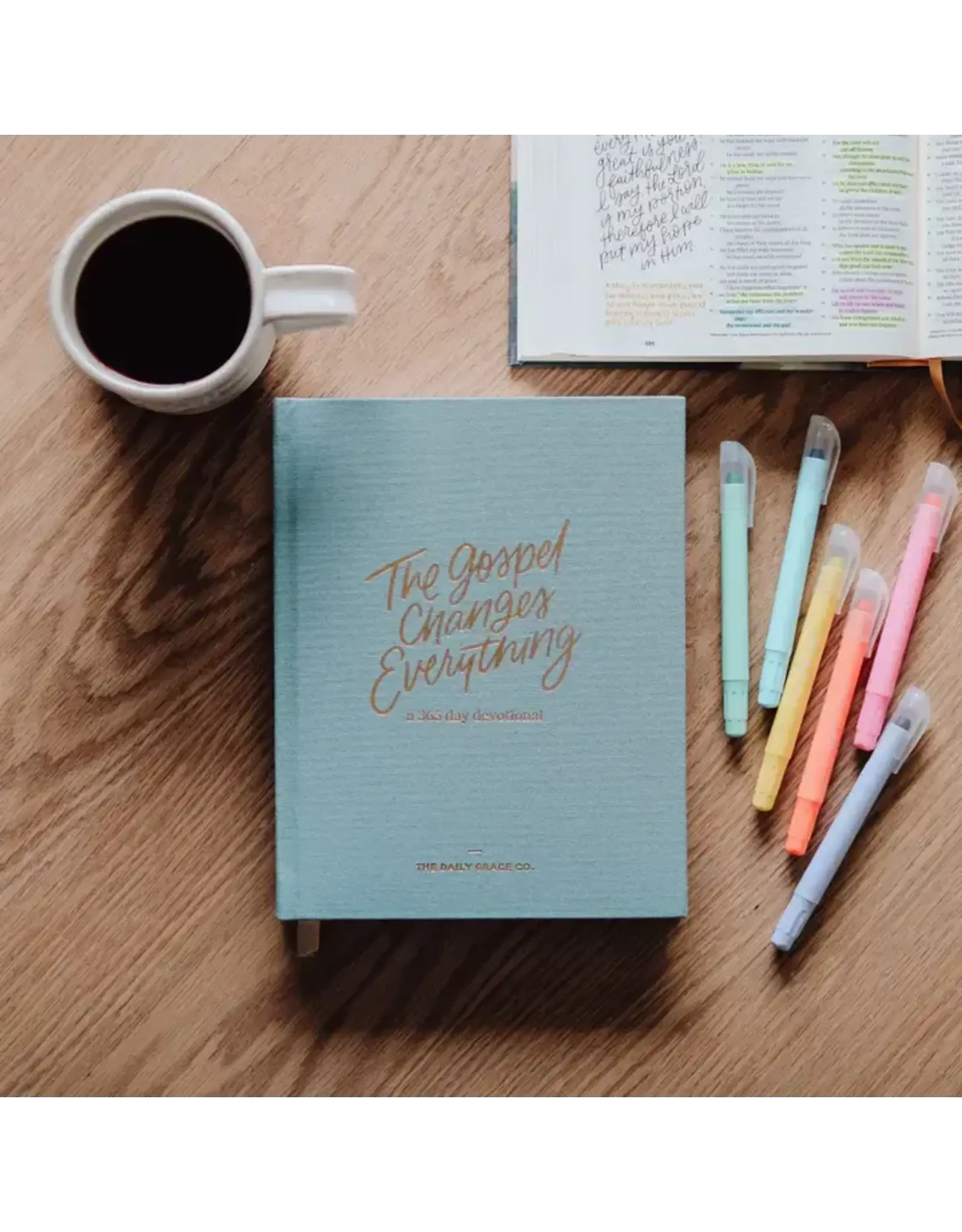 The Daily Grace Co. The Gospel Changes Everything | 365-Day Devotional