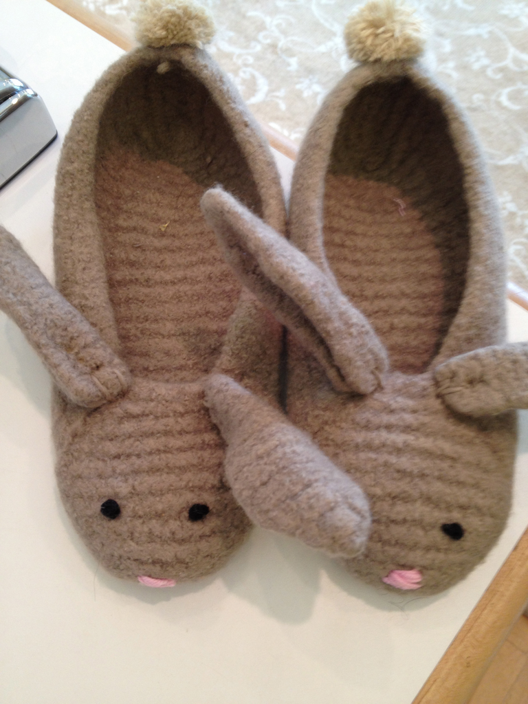 Yarn HOPS A LOT SLIPPERS