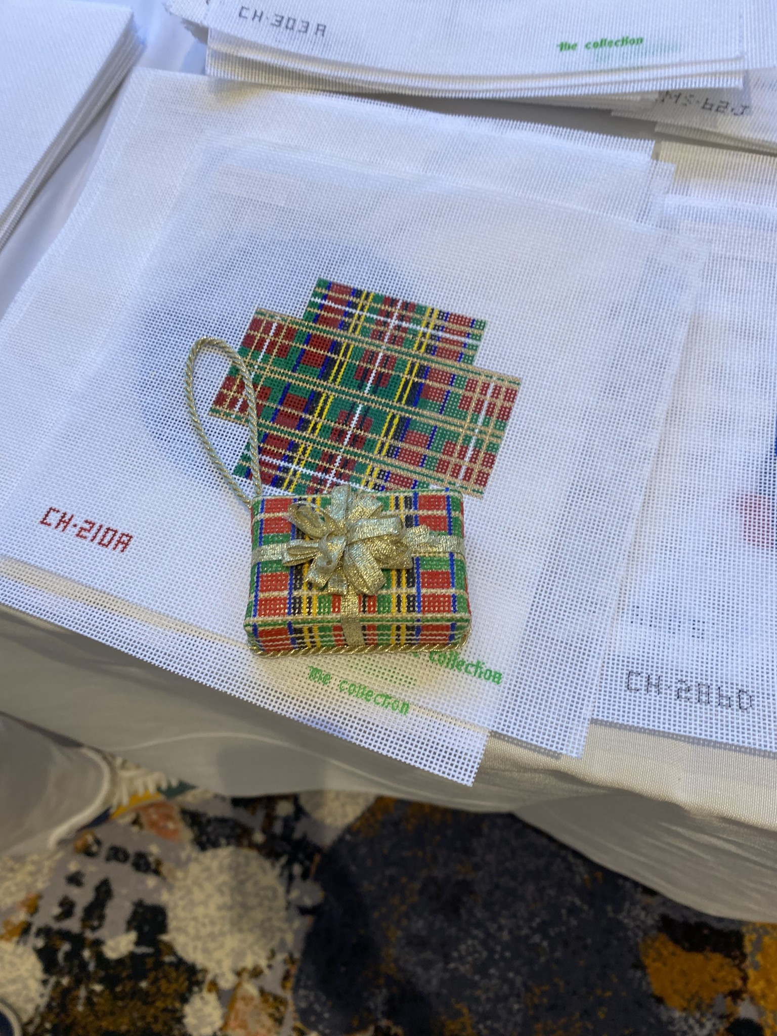 Canvas SMALL RED PLAID BOX  CH210R