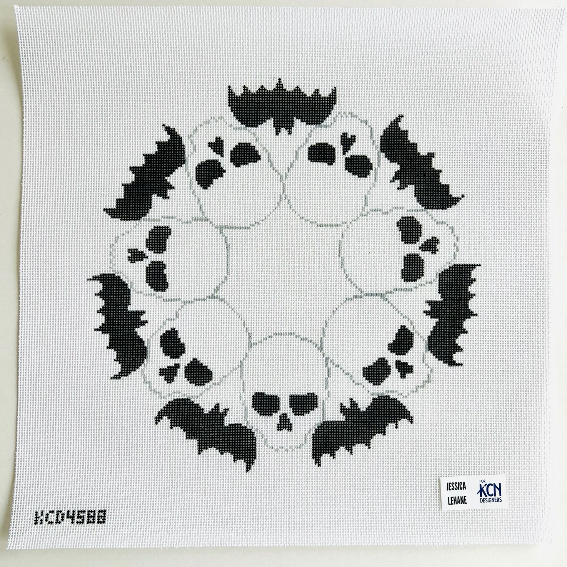 Canvas SKULL AND BAT HALLOWEEN WREATH   KCD4588  16" ROUND