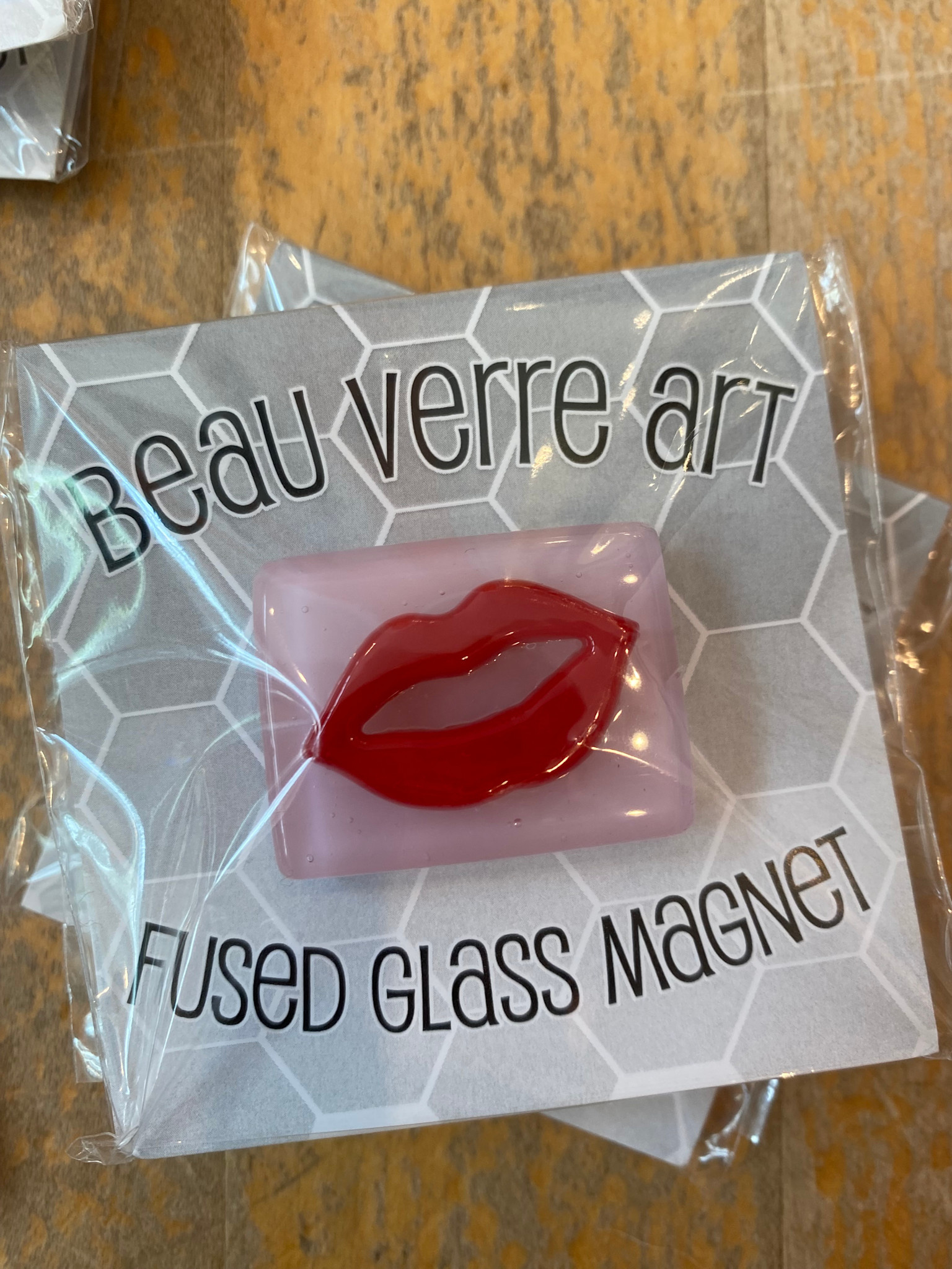 Accessories FUSED GLASS NEEDLE MINDER - HOT LIPS