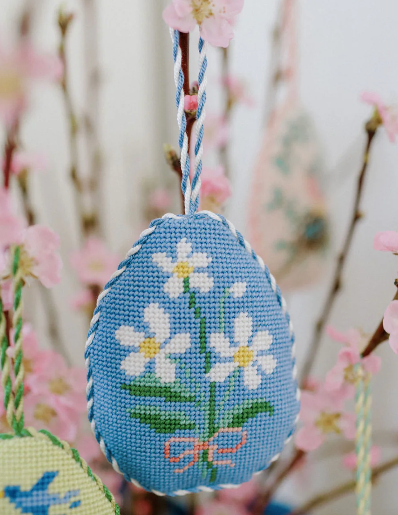 Canvas DAISY EGG - BLUE    3.5X4.5"