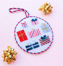 Canvas CHRISTMAS PRESENTS ROUND  SS097  WITH STITCH GUIDE  5" ROUND