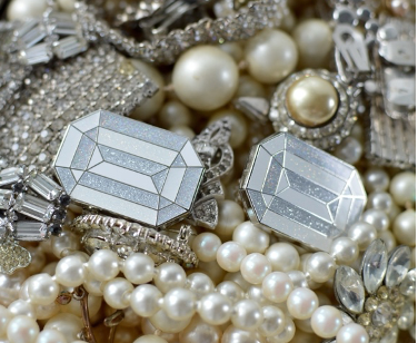 Accessories WHITE DIAMOND "THE CROWN JEWEL"   NEEDLE MINDER