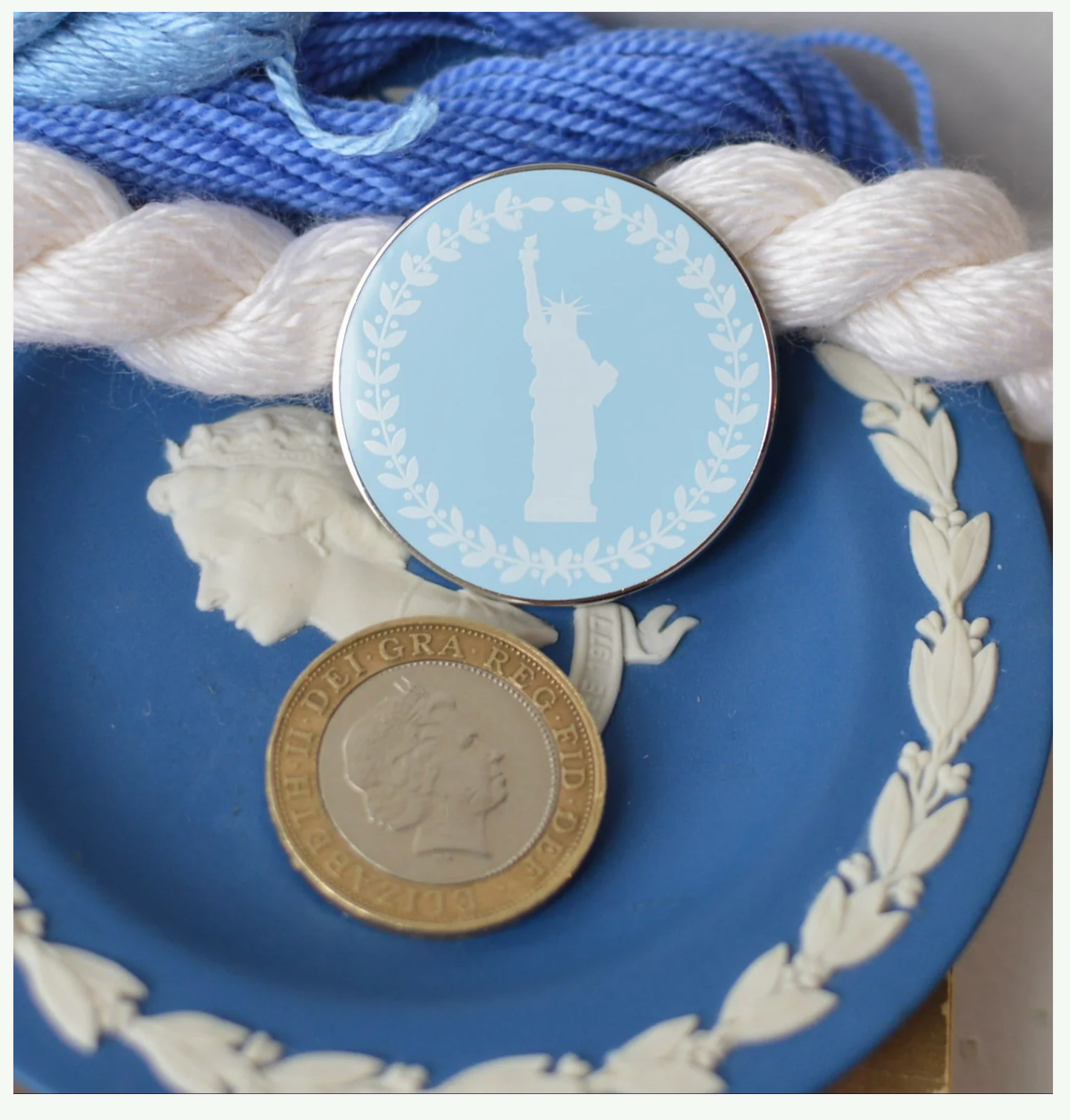 Accessories LADY LIBERTY CAMEO STYLE   NEEDLE MINDER