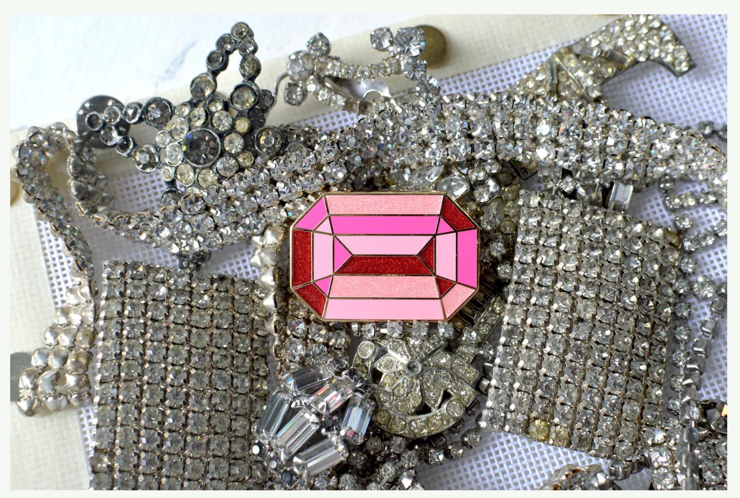 Accessories PINK DIAMOND   NEEDLE MINDER
