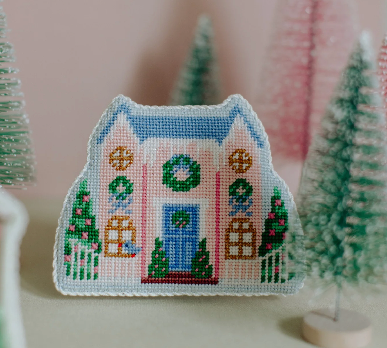 Canvas CHRISTMAS VILLAGE - PINK  HOUSE   5.5X4.5"