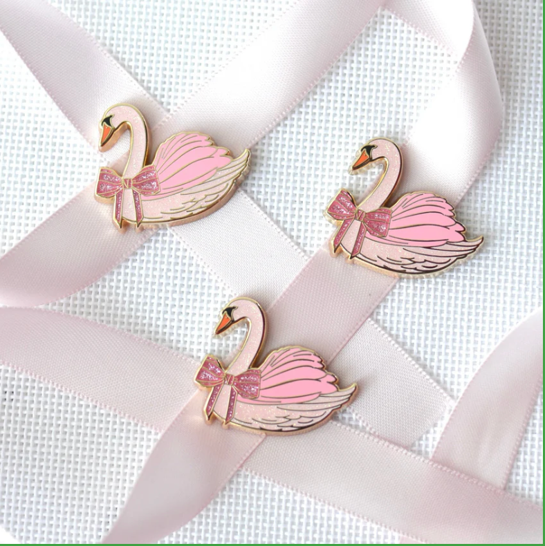 Accessories PINK GLITTER SWAN  NEEDLE MINDER