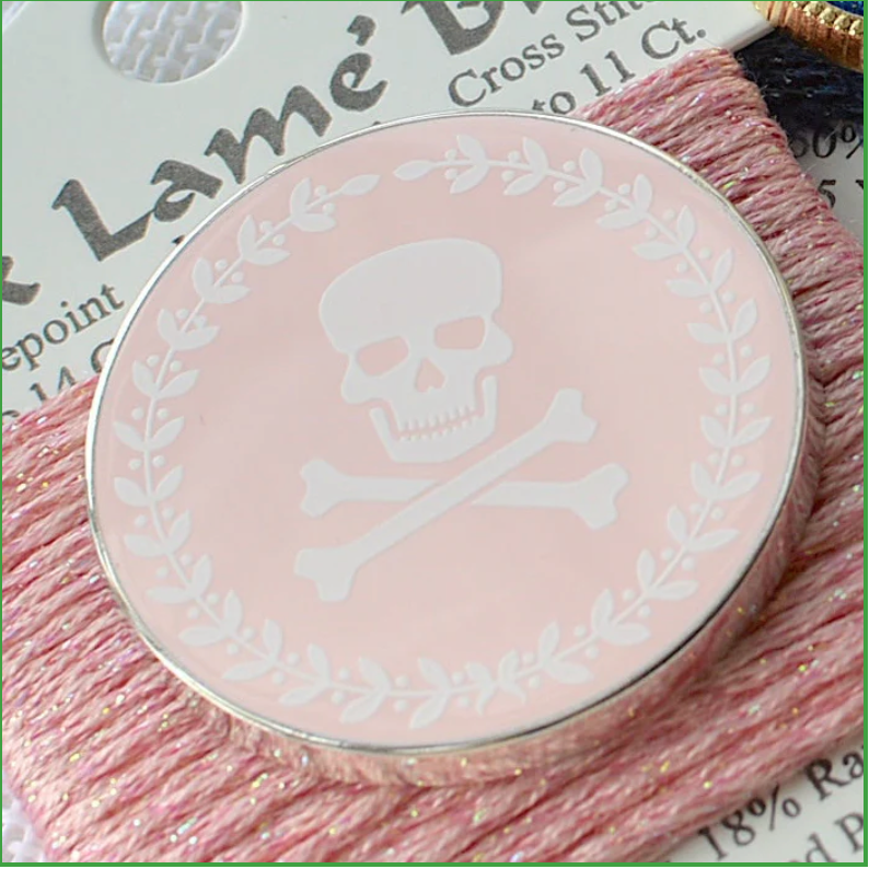 Accessories PINK JOLLY ROGER  NEEDLE MINDER