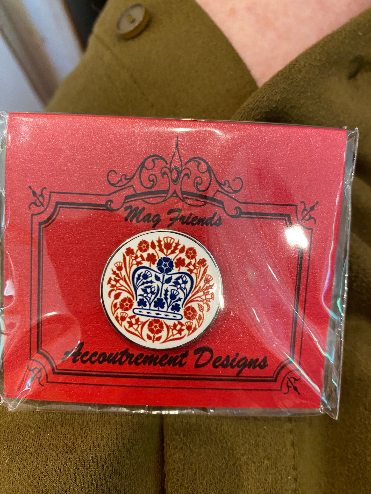 Accessories RED SCROLL CROWN   NEEDLE MINDER