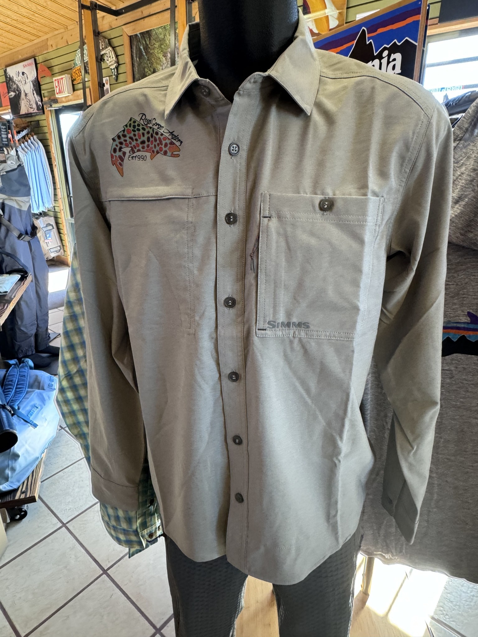 RAINMAKER 22 SS STARCHED BOSOM SHIRTサイズ4 RGA Logo Simms Challenger Shirt (Cinder) - Royal Gorge Anglers