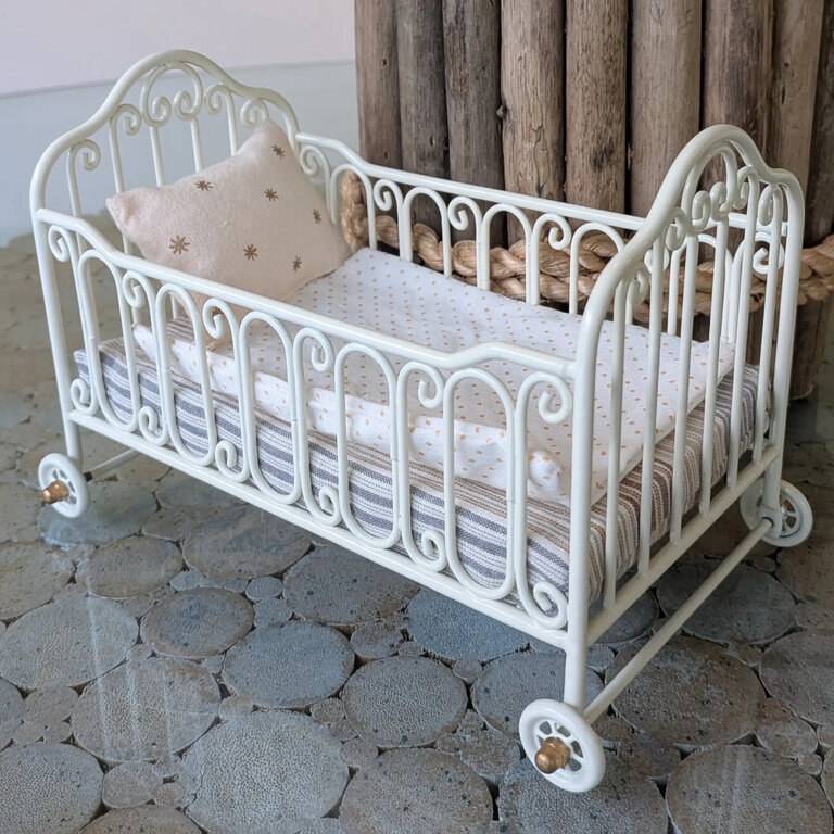 Levlovs Miniature Metal Bed