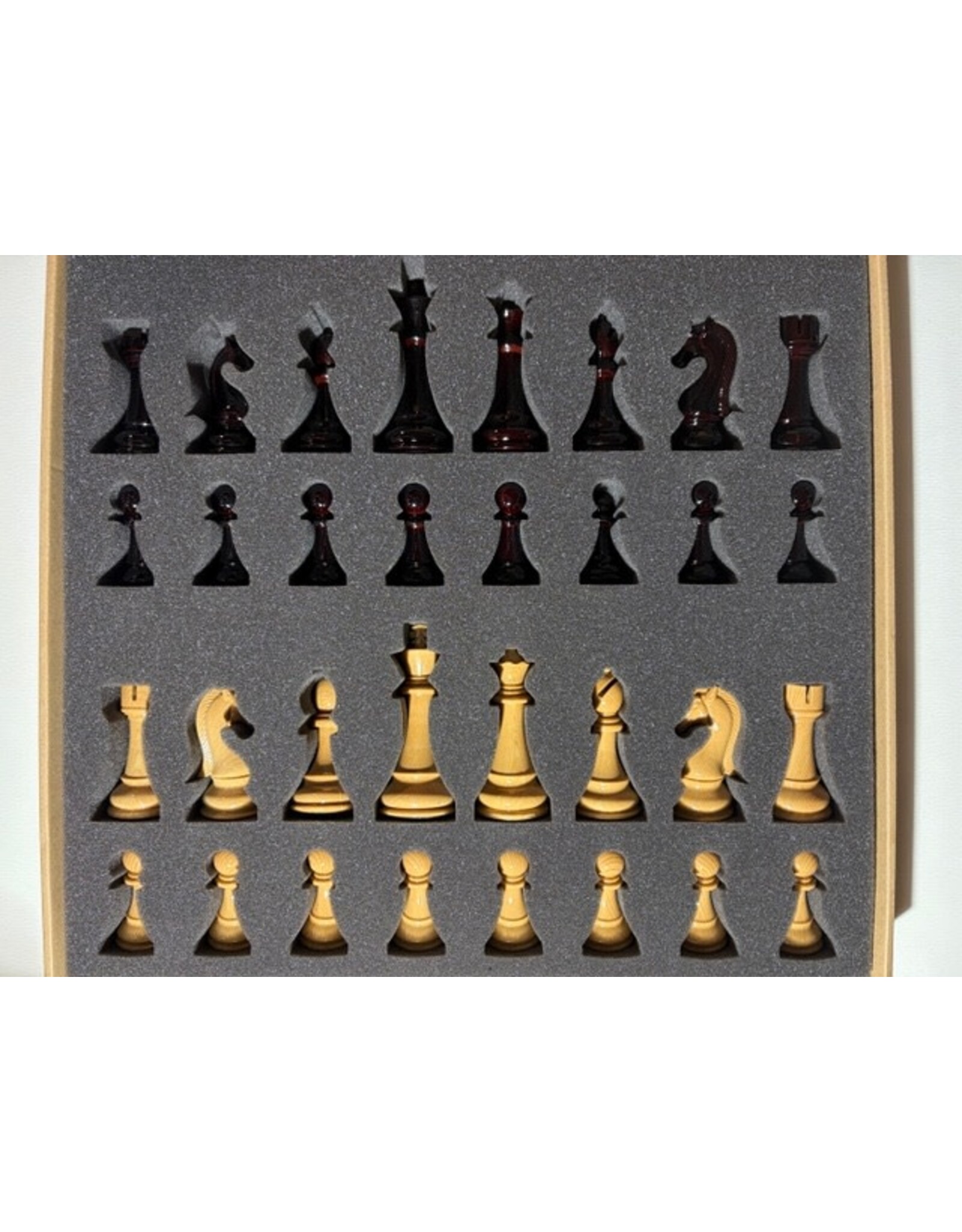 CHH Chess set with matching leatherette chess board