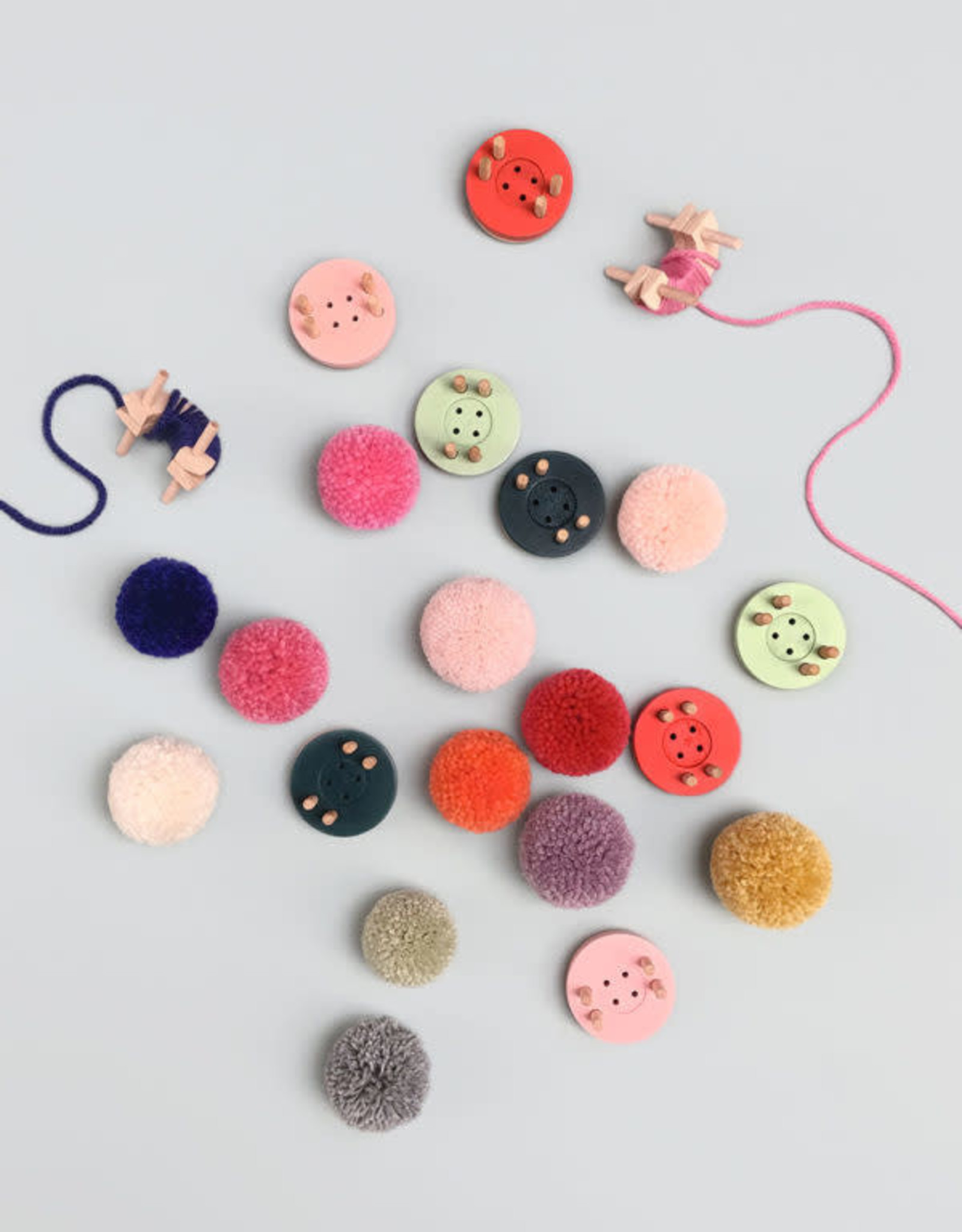 https://cdn.shoplightspeed.com/shops/640474/files/26588011/1600x2048x1/living-refinery-button-extra-small-pom-pom-maker.jpg