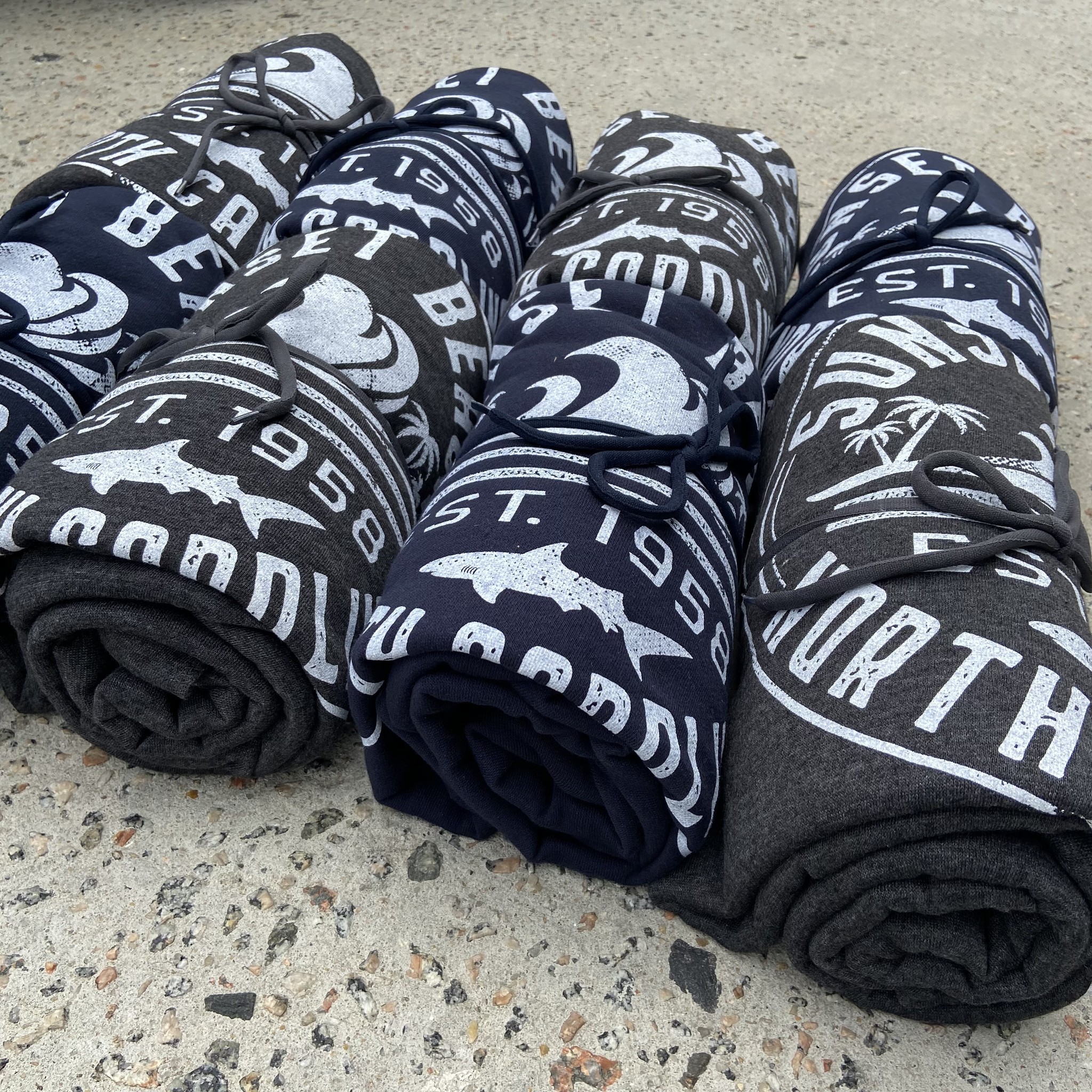 https://cdn.shoplightspeed.com/shops/640525/files/39934292/bottle-cap-wave-5x7-sweatshirt-blanket.jpg